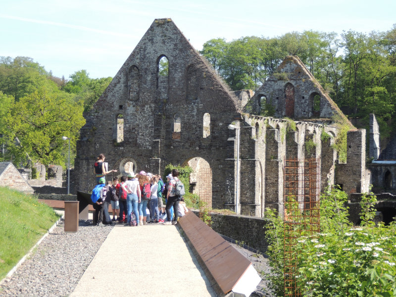 Une école visite l'abbaye de Villers